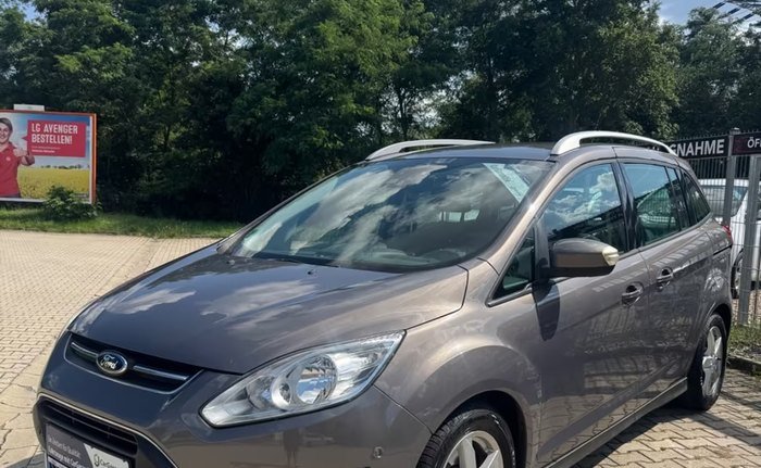 Ford Grand C-MAX Trend in Braun Metallic auf unserem Platz in Teuchern