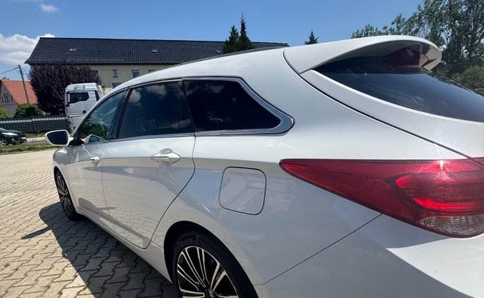 Hyundai i40 Kombi in Weiß Metallic in der Seitenansicht