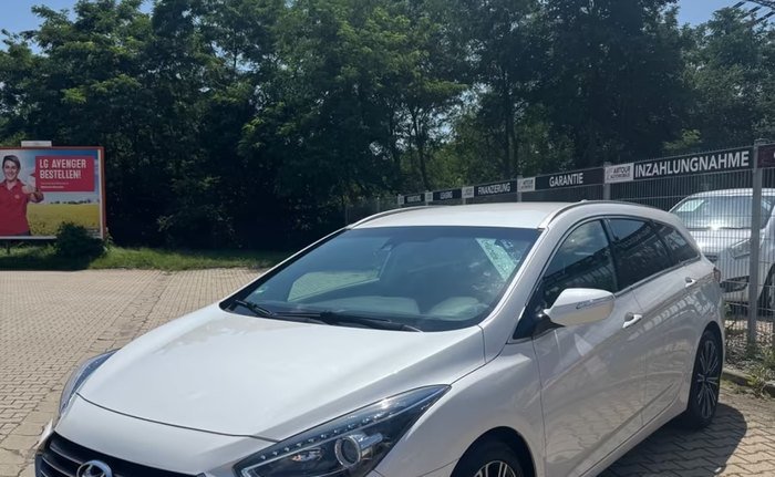 Hyundai i40 cw blue Premium auf unserem Hof in Teuchern